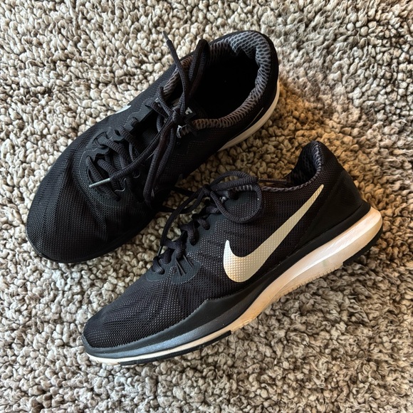 Women’s Black Nike Tennis Shoes / Training Shoes Size 7.5 - Picture 2 of 7